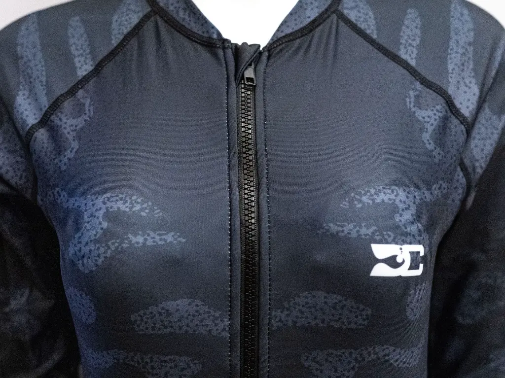 Tiger shark womens rash guard - zipper details.webp